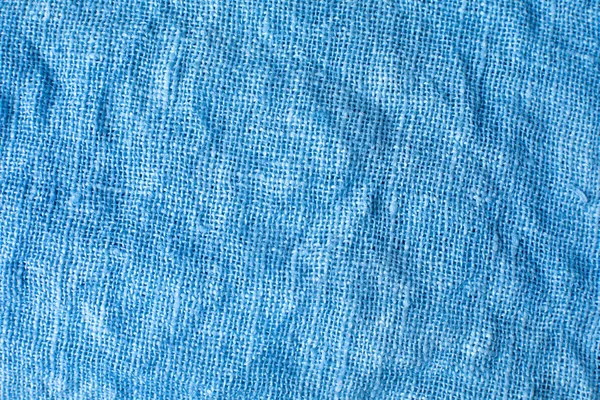 Close-up blauw verfrommeld linnen achtergrond. Niet kleverige vezels van met de hand geweven stof close-up — Stockfoto