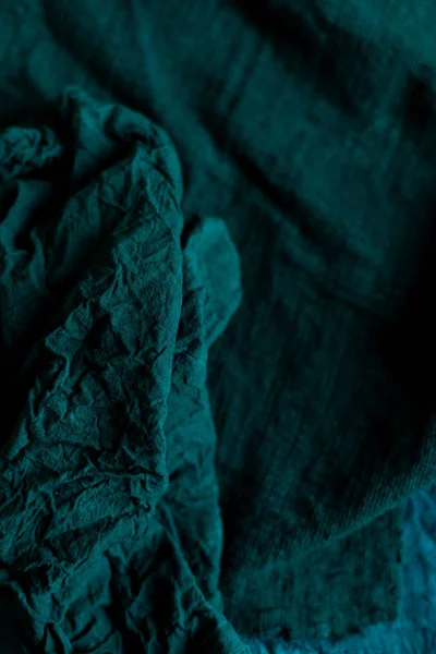 Crumpled Green Textile Napkin Crumpled Kitchen Towel Selective Focus Vertical — Stock Photo, Image