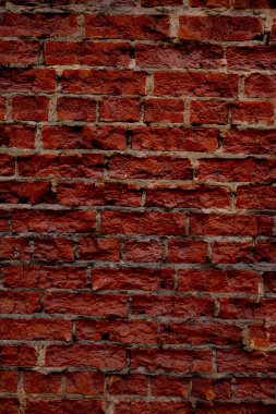 Vernikle kaplanmış kırmızı tuğlalardan oluşan dekoratif bir duvar. İnşaat veya mimari tema tasarımı için arka plan. Boşluğu kopyala