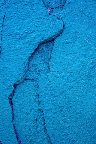 Pared Pintada Vieja Azul Brillante Con Yeso Destruido Grungy Fondo — Foto de Stock