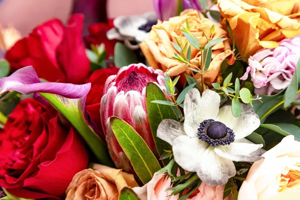 Ramo combinado brillante de Protea, rosas, coronaria anémona, eucalipto. De cerca. . — Foto de Stock