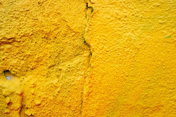 Yıkık alçıyla boyanmış parlak, eski bir duvar. Çatlak, çip ve diğer düzensizliklerle dolu pis bir geçmişi var. Boşluğu kopyala — Stok fotoğraf