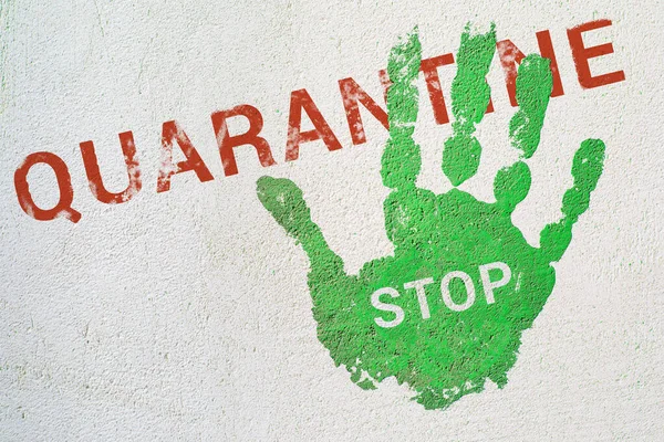 Groene handafdruk met de opschrift STOP op het opschrift QUARANTINE. Einde quarantaine, vermindering van het concept van viraal gevaar COVID-19. — Stockfoto