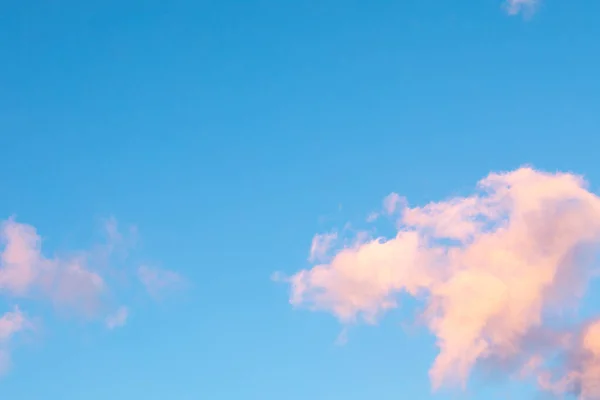青空にピンクオレンジ色の雲 コピースペース — ストック写真