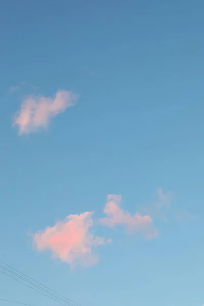 Nuvole Rosa Arancio Contro Cielo Blu Tramonto Copia Spazio — Foto Stock