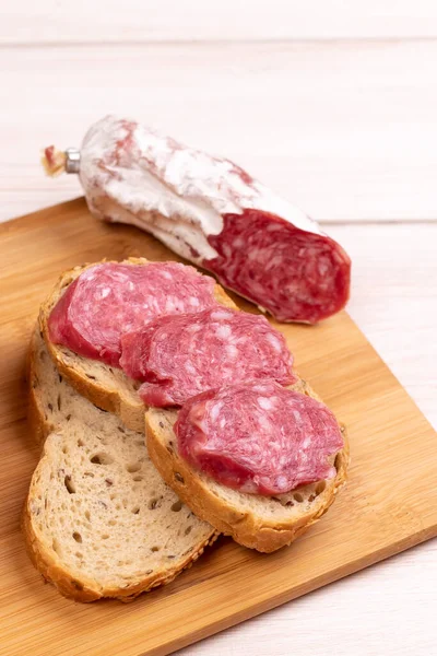 Pane Affettato Cereali Fette Salsiccia Italiana Essiccata Tagliere Legno Cibo — Foto Stock