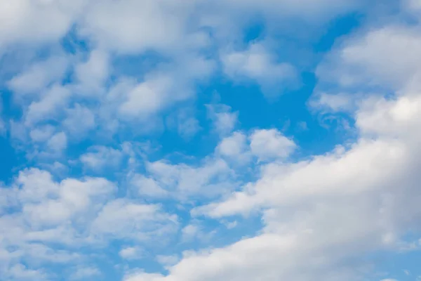 Nuvole Chiudono Cielo Blu Concetto Deterioramento Del Clima Ostacoli Difficoltà — Foto Stock