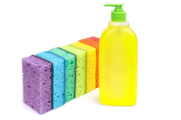 明るい多色のスポンジと衛生的な仕事のための液体のプラスチックボトル 食器洗い バスルームの掃除 Covid 19流行中の消毒の必要性 隔離されてる — ストック写真