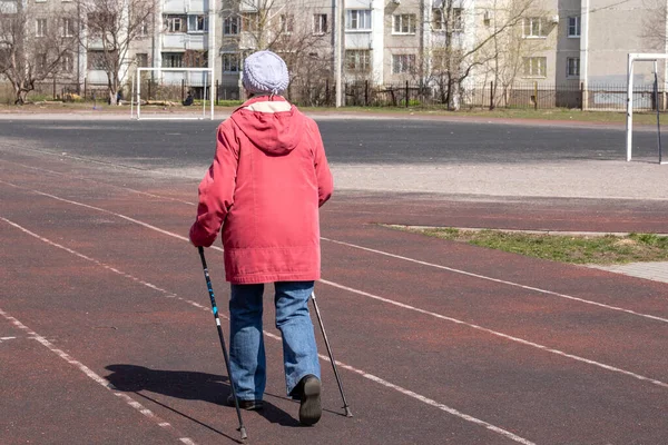 Starsza Kobieta Ćwicząca Nordic Walking Boisku Sportowym Niedaleko Domu Samoizolacja — Zdjęcie stockowe