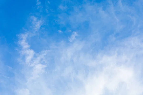 Alto cielo blu con nuvole piumate. Il cielo è un simbolo di vastità, libertà e aria . — Foto Stock