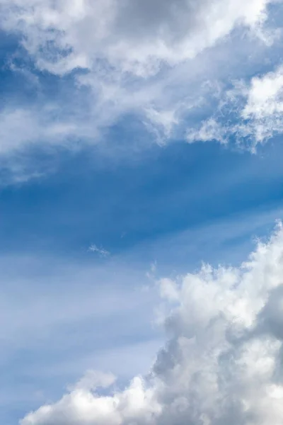 Cielo Blu Brillante Con Soffici Nuvole Bianche Bellissimo Sfondo Naturale — Foto Stock