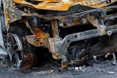 Kundaklamadan sonra evin yakınındaki bir otoparkta arabanın bir parçası. Yangın, haydutluk, sigortalı bir olay, kayıp tazminatı hakkında bir makale göstermek için. Kapat.