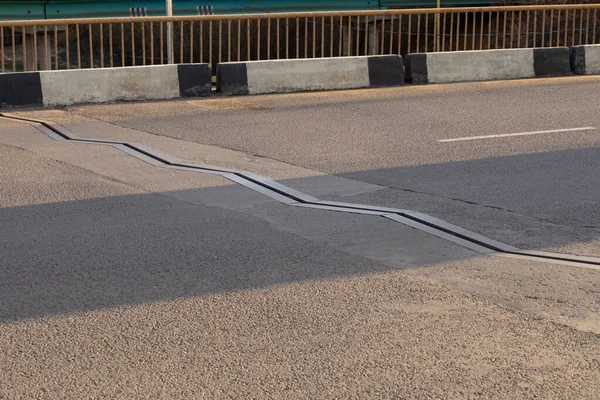Mobilne Podłączenie Odwodnienia Jezdni Mostu Żygzak Metaliczny Krawędź Kanału Odwadniającego — Zdjęcie stockowe