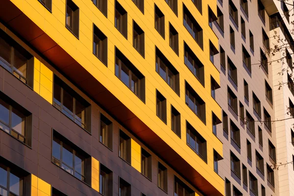 Amarelo Marrom Moderno Ventilado Fachada Com Janelas Parte Imóveis Urbanos — Fotografia de Stock