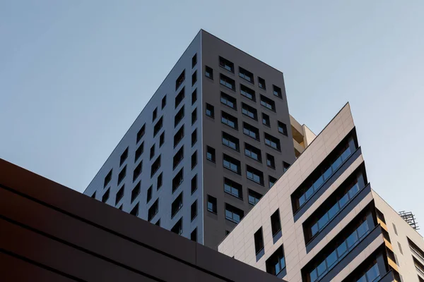 Yeni elit bir konut binasının ya da ticari bir kompleksin ibnesi. Şehir gayrimenkullerinin bir parçası. Pencereli, siyah, modern, havalandırmalı cephe. Çapraz düzenleme