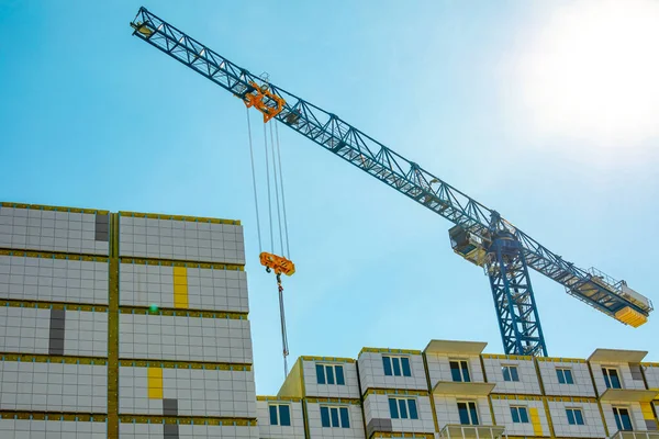 Bouwkraan Bouw Van Een Woongebouw Met Een Geventileerde Gevel Zon — Stockfoto