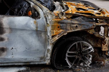 Kundaklamadan sonra evin yakınındaki bir otoparkta arabanın bir parçası. Yangın, haydutluk, sigortalı bir olay, kayıp tazminatı hakkında bir makale göstermek için. Kapat.