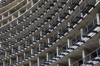 Tamamlanmamış çok katlı bir binanın parçası. Ekonomik krizi, üretimin durdurulmasını gösteren terk edilmiş bir inşaat sahası. Kilitlenme.