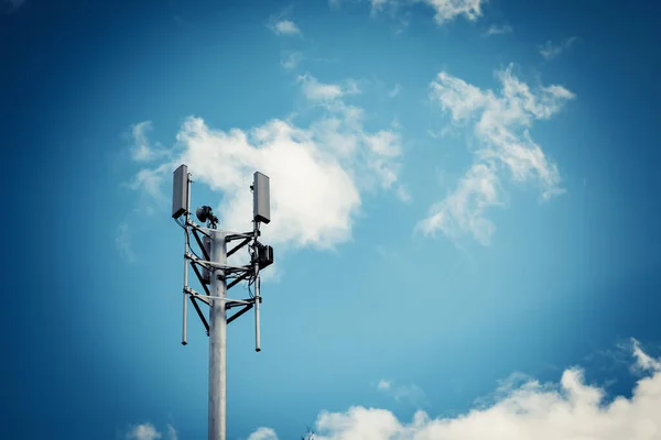 Telekomünikasyon Kulesi Vericili Telekomünikasyon Kulesinde Bulutlu Mavi Gökyüzü Üzerinde Verici — Stok fotoğraf