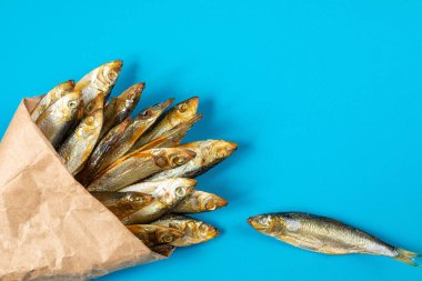 Bir torba kağıt içinde nefis füme balık. Fast food. Kapatın. Boşluğu kopyala.