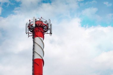 3G, 4G, 5G vericili telekomünikasyon kulesi. Gökyüzüne karşı beyaz ve kırmızı borularda verici antenleri olan bir baz istasyonu. Boşluğu kopyala