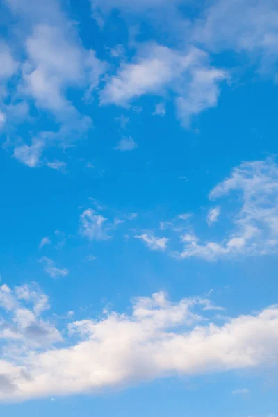 Cielo Alto Blu Estivo Vento Accelera Piccole Nuvole Concetto Miglioramento — Foto Stock