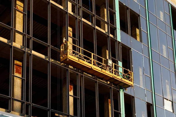 Paleta Construcción Suspendida Cerca Pared Del Edificio Torre Alta Con — Foto de Stock