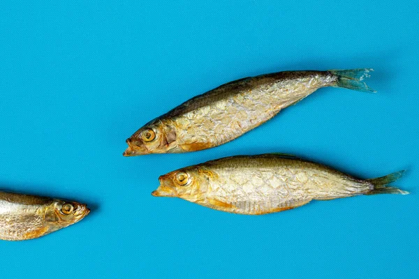 Twee Gerookte Vissen Met Hun Bek Open Voor Één Vis — Stockfoto