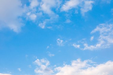 Yüksek mavi yaz gökyüzü. Rüzgar küçük bulutları hızlandırır. Hava iyileştirme konsepti. Boşluğu kopyala