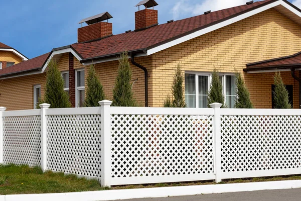 White Plastic Fence House Modern Cottage Village Concept Landscaping Protection — Stock Photo, Image