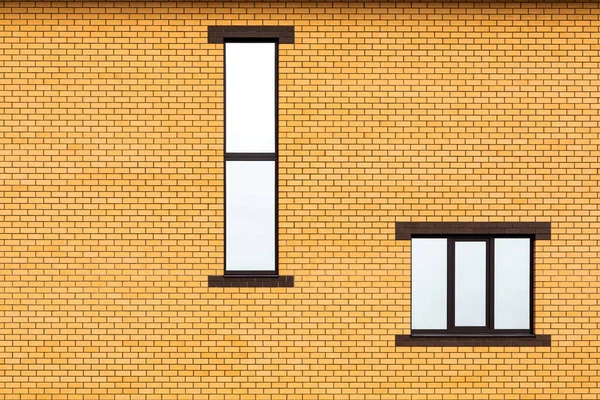 两扇不同形状的窗户背景下的橙色砖墙碎片的房屋墙壁 为设计一个建筑主题 空间的副本 — 图库照片