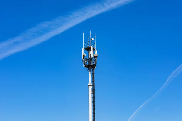 Telekomünikasyon Kulesi Vericili Telekomünikasyon Kulesinden Mavi Gökyüzüne Anten Gönderen Hücresel — Stok fotoğraf