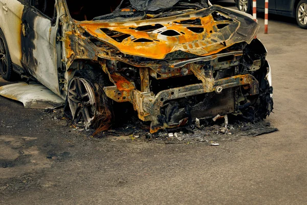 家の近くの駐車場で放火後の車の一部 保険イベント 損失補償についての記事を説明するために スペースのコピー — ストック写真