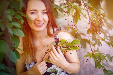 Güzel, olgun bir kadın ağaçtan kiraz meyvesi toplar. Köydeki Avrupalı bir kadının günlük hayatı. Yaşam biçimi