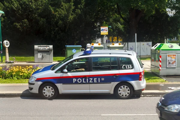 Coche Policía Está Estacionado Una Acera Fondo Los Botes Basura — Foto de Stock