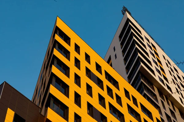 Fachada Ventilada Amarela Com Janelas Fragmento Novo Edifício Residencial Luxo — Fotografia de Stock