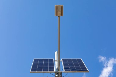 Fotovoltaik panelli ekolojik sokak lambası. Güneşten gelen alternatif enerji