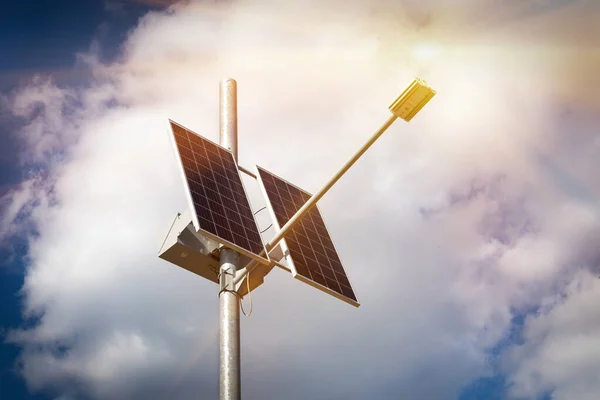 Fotovoltaik panelli çevre sokak lambası bulutlu mavi gökyüzüne karşı. Güneşten gelen alternatif enerji kavramı