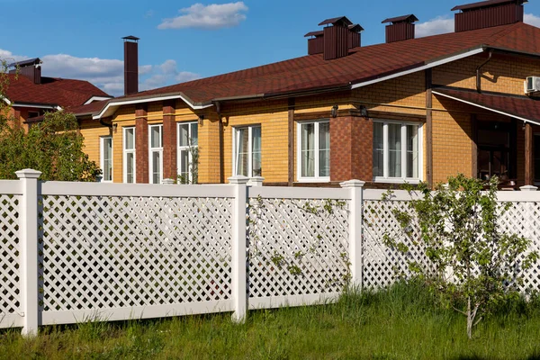 White Plastic Fence House Modern Cottage Village Concept Landscaping Protection — Stock Photo, Image