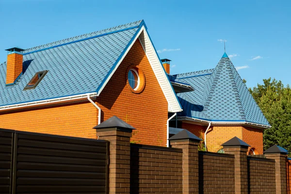 Roof Brick House Cottage Slopes Tides Chimney Blue Sky Roof — Stock Photo, Image