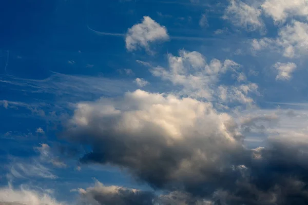 Panorama Drammatico Con Nuvole Buie Tempestose Nuvole Scure Cielo Blu — Foto Stock