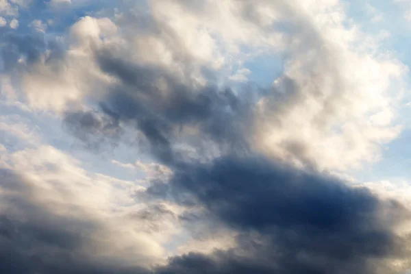 폭풍우치는 먹구름 스카이프 재난의 전조라는 주제를 디자인하기 먹구름이 오릅니다 — 스톡 사진