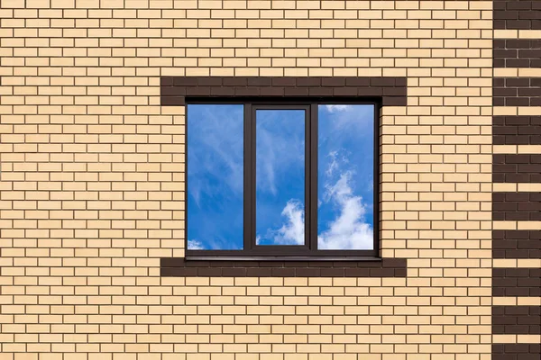 新砖墙旁边的三扇窗玻璃 以建筑为主题的房屋墙壁的碎片 云彩反映在窗户上 空间的副本 — 图库照片