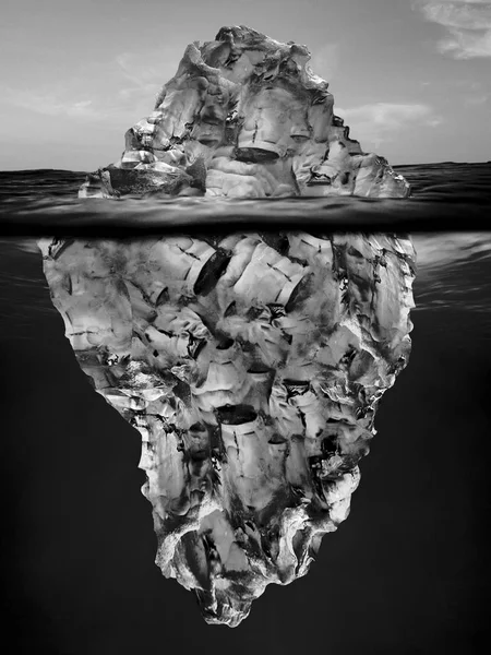 Tip van een ijsberg drijvend in het water — Stockfoto