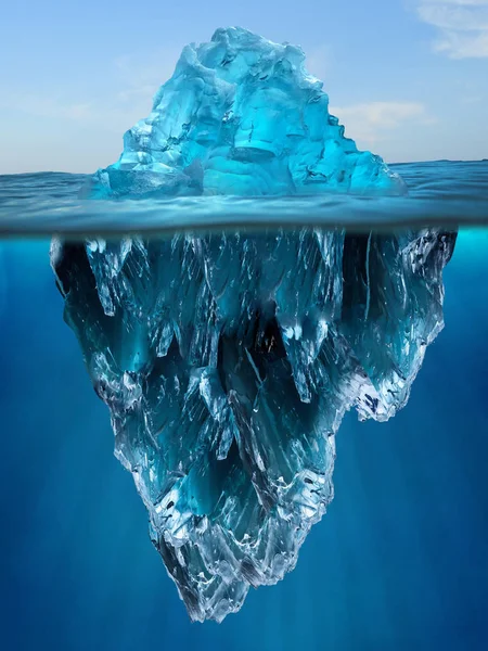 Pointe d'un iceberg flottant dans l'eau — Photo