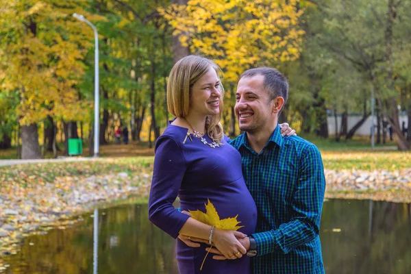 秋の公園でカップルを愛する。妊娠 — ストック写真