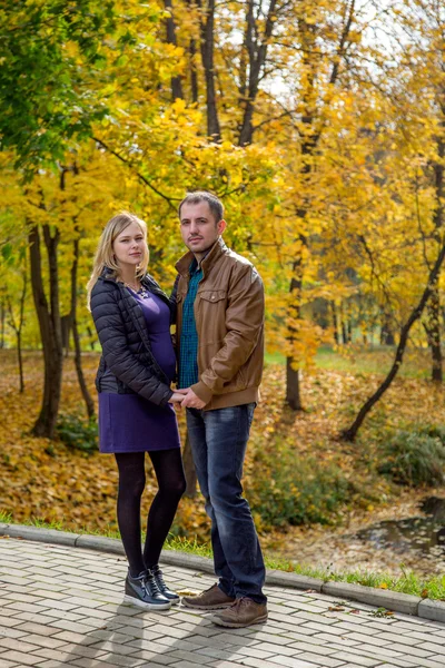 Verliefde paar in het najaar van Park. Zwangerschap — Stockfoto