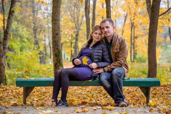 Feliz família grávida caminhando no outono Park — Fotografia de Stock