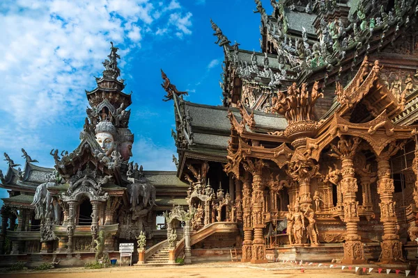 Pattaya, Thailand, 15 maj 2016: The Sanctuary of Truth, trä tempel i Pattaya — Stockfoto