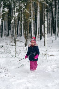 Güzel bir kar ormanında güzel bir kız. Kışın kar altında bir kızın portresi..